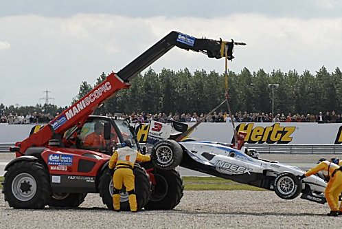 Tracy wordt uit grindbak getakeld